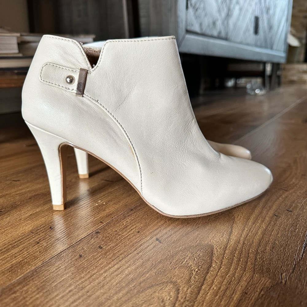 WINTER WHITE ANKLE BOOTIES